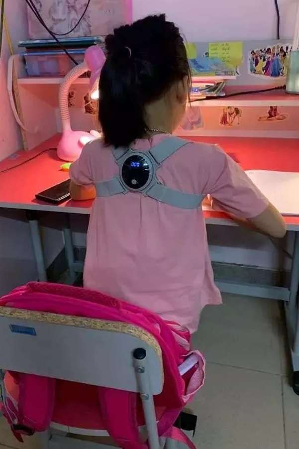 Đai lưng chống gù cho trẻ em tránh ngồi sai tư thế